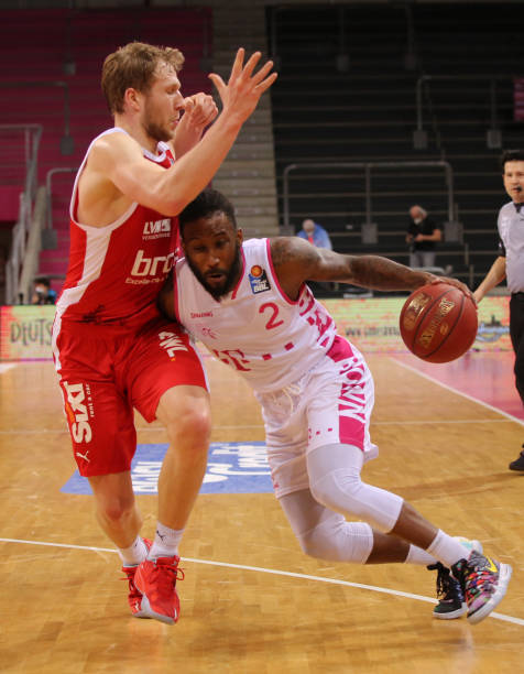 据俱乐部内 据俱乐部内